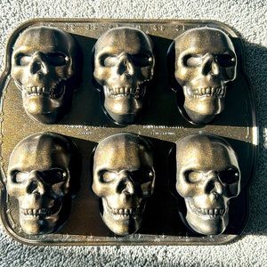 Mini skull cake pan
